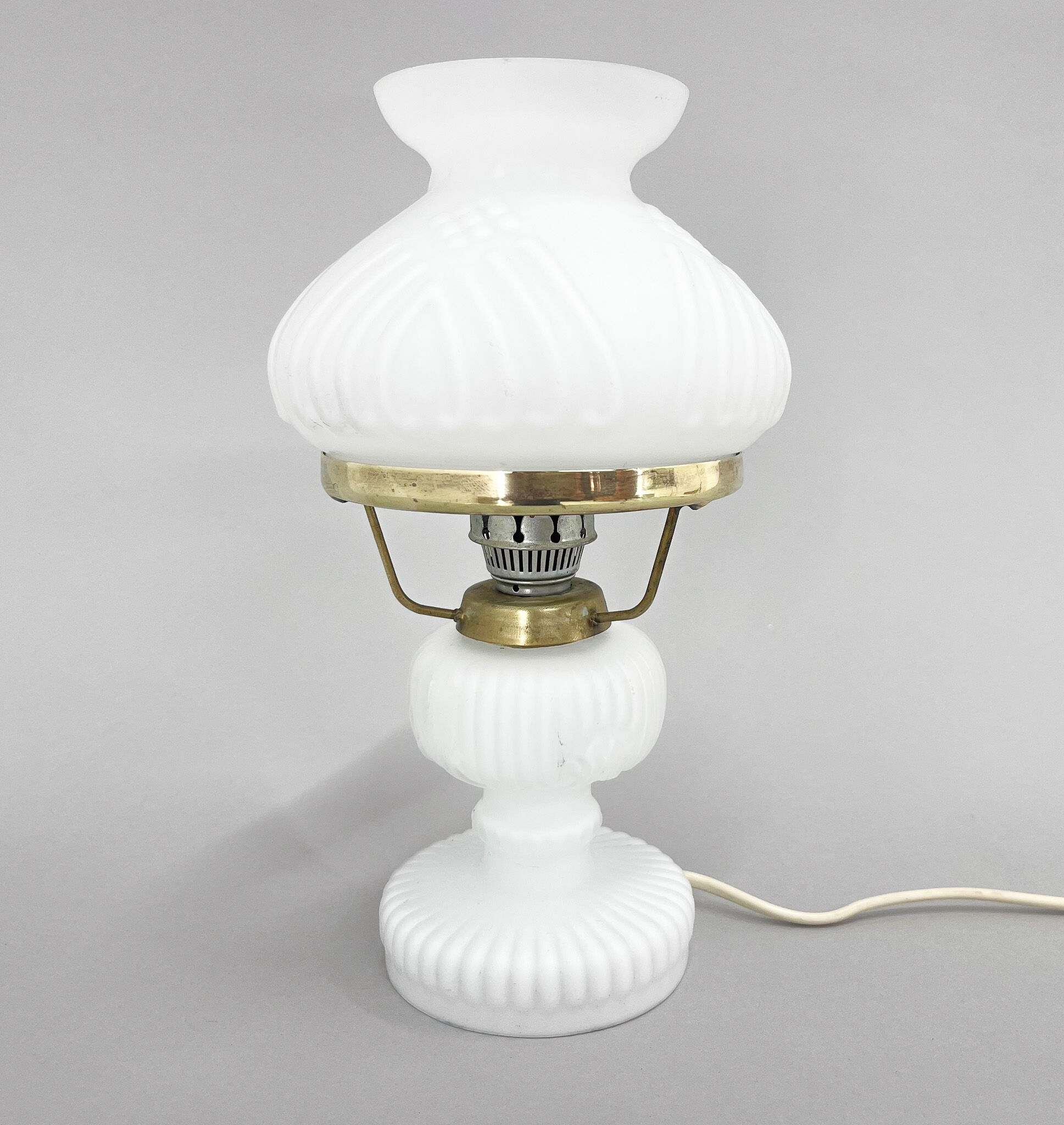Lampe de table vintage en verre opalin et laiton