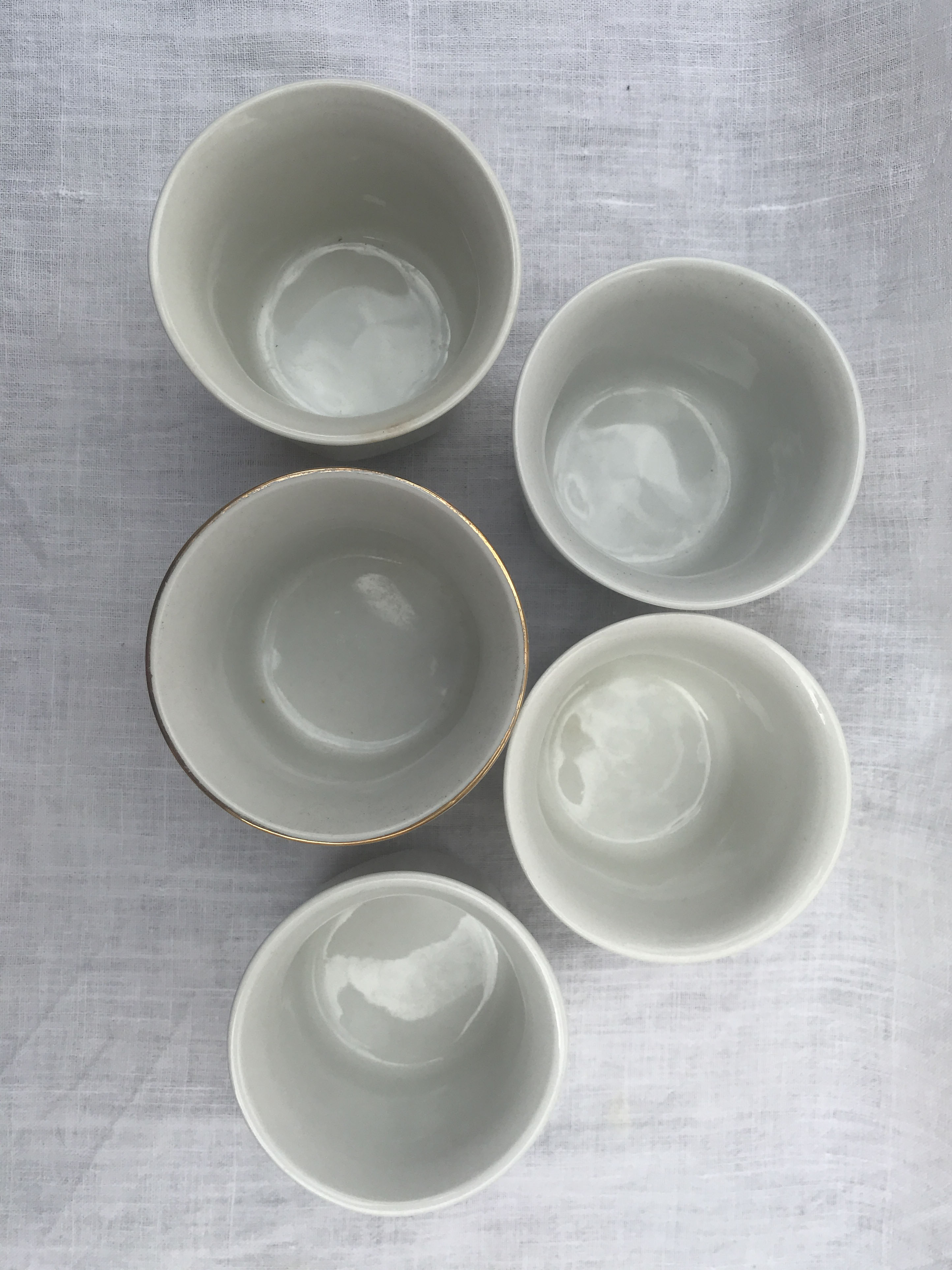 Lot of 5 caches pots in white earthenware