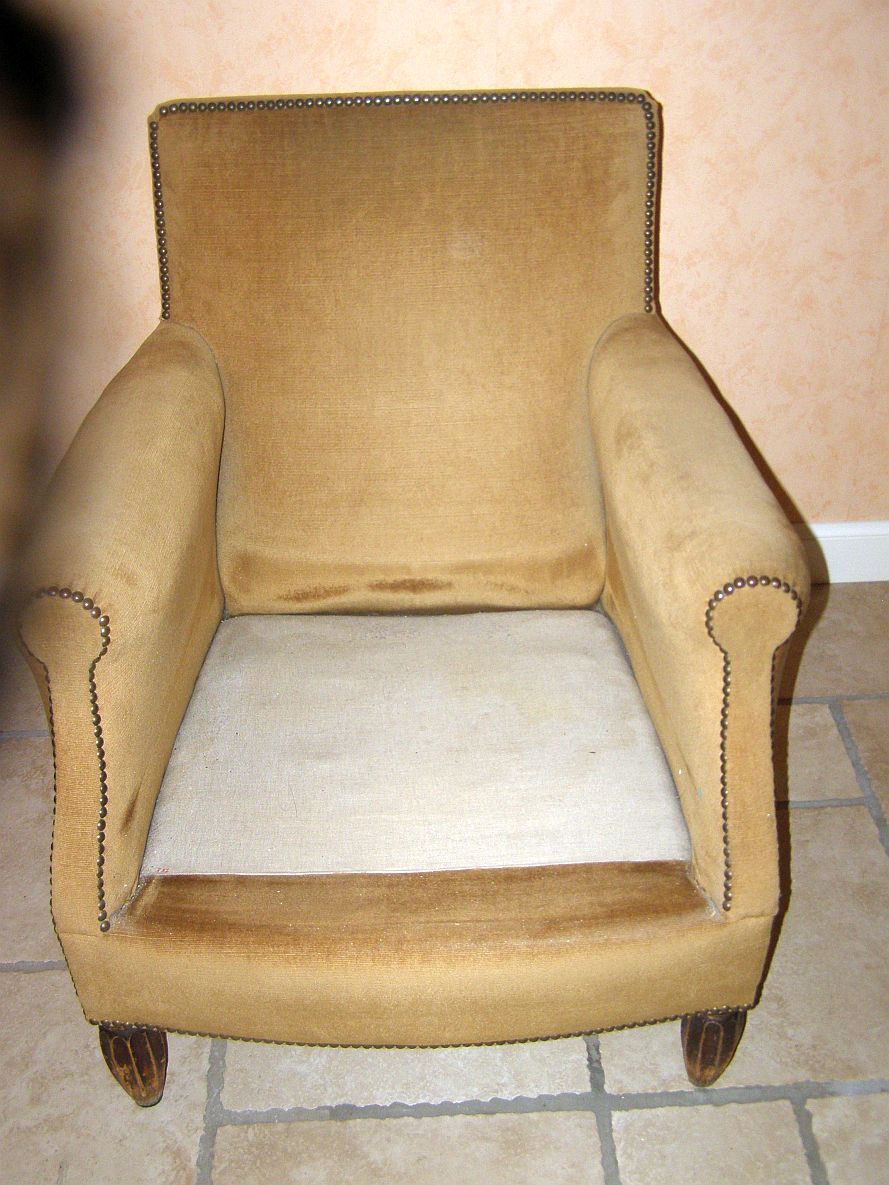 Armchair in solid wood and velvet fabrics