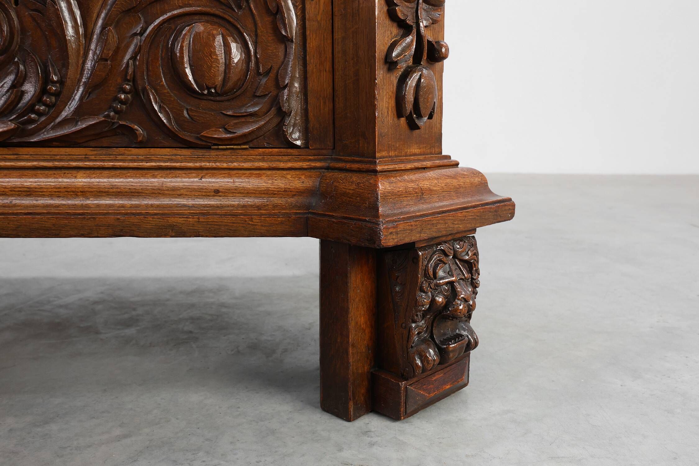 Flemish renaissance "beeldenkast" cabinet in oak wood Antwerp, ca. 1630