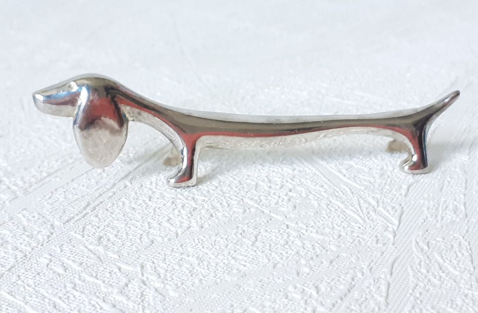 Silver metal dogs, 12 knife holders excellent condition