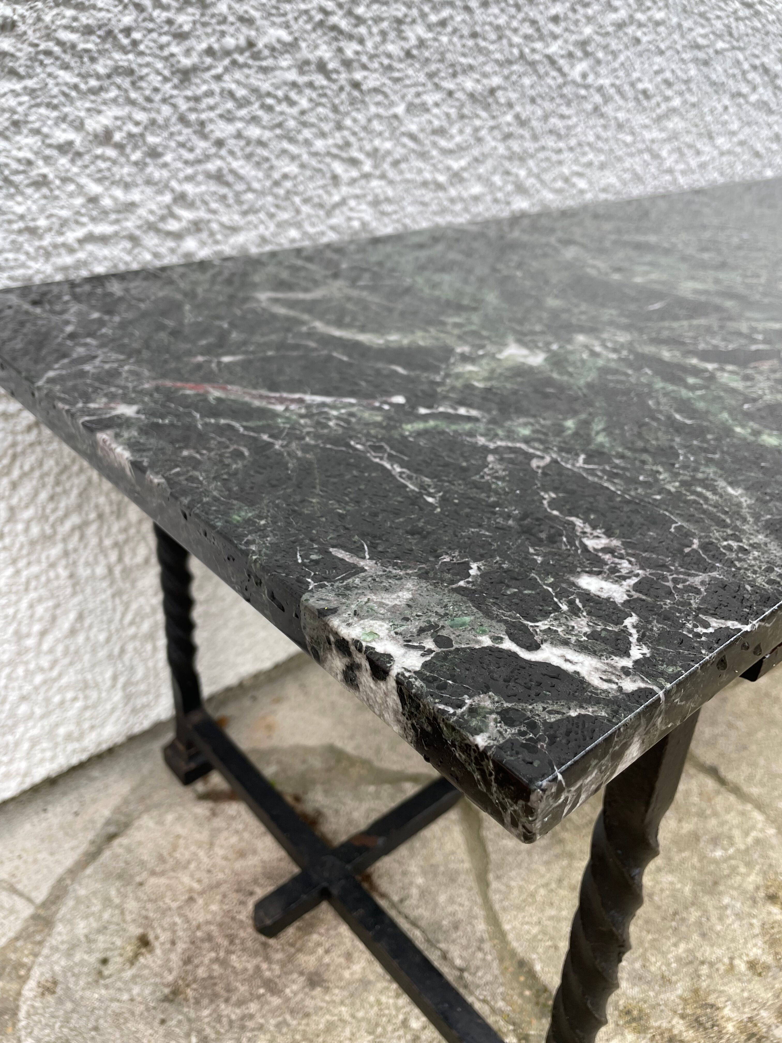 Table basse en fer forgé et marbre vert des Alpes