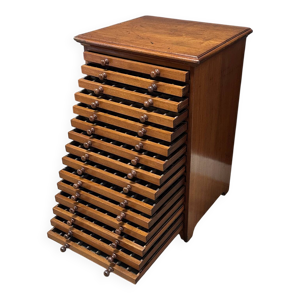 Cabinet de collectionneur d'antiquités