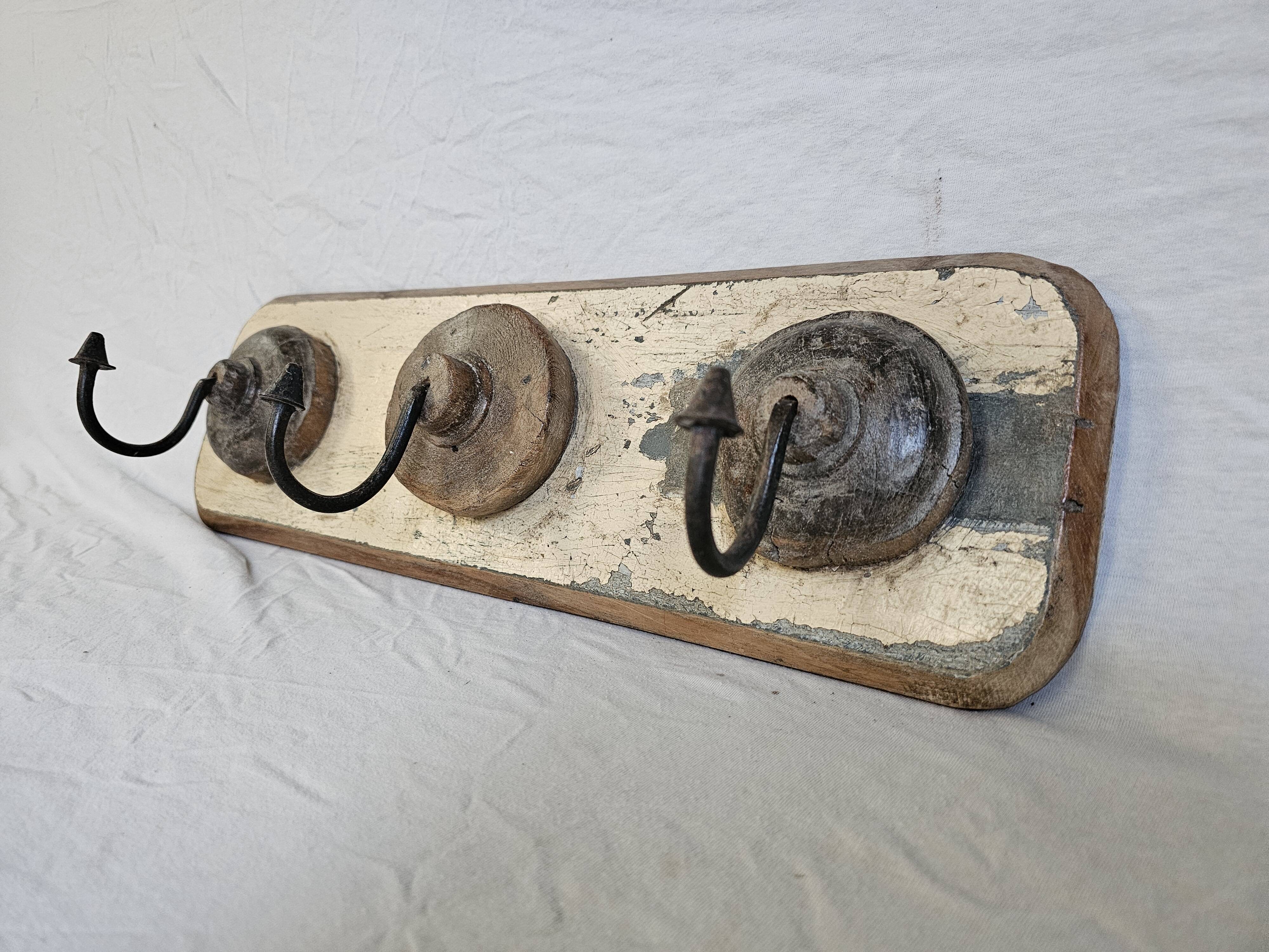 Ecru solid teak coat hook with 3 cast iron hooks