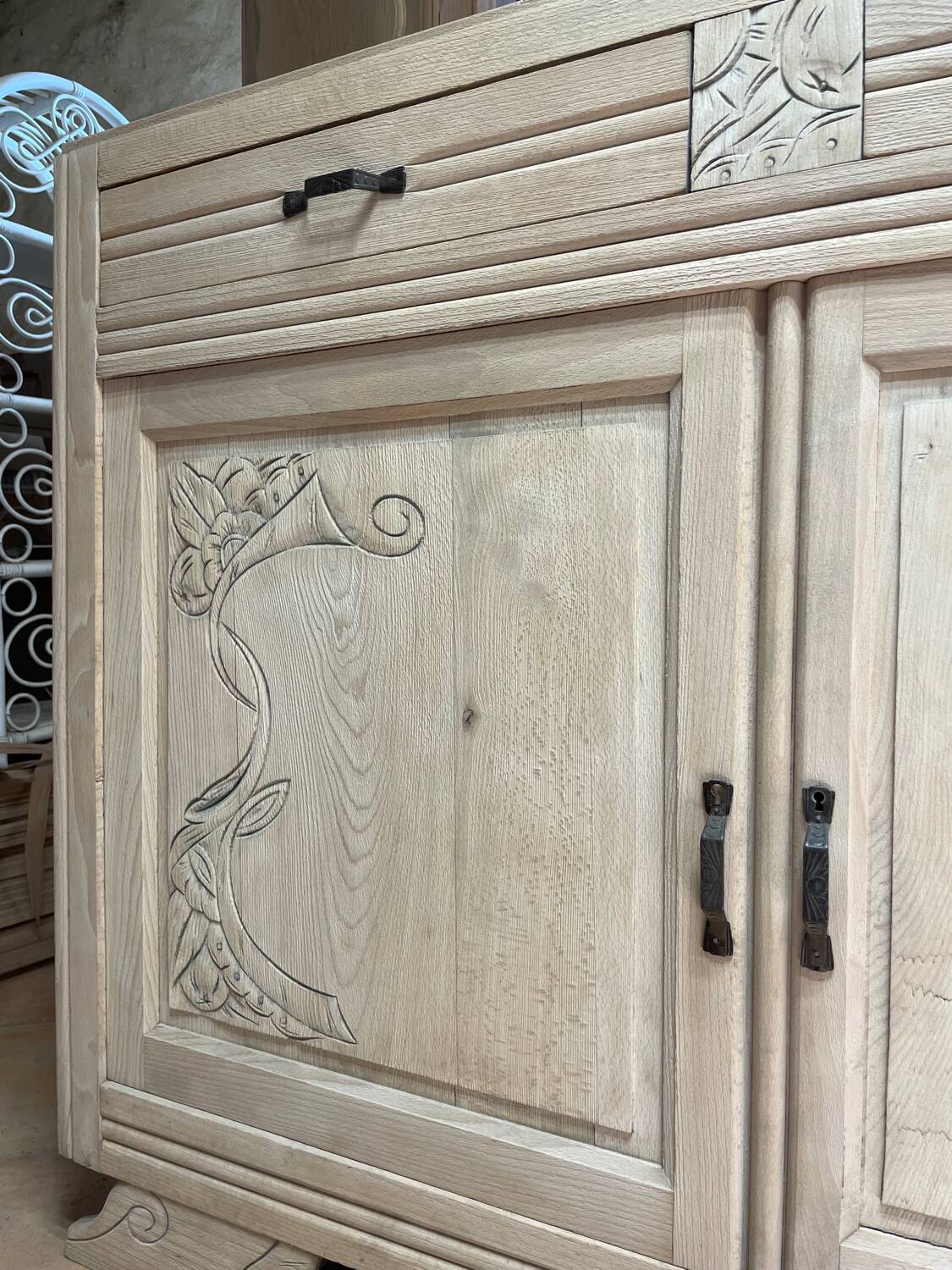 Buffet en hêtre massif sculpté – aérogommé, décapé, sablé