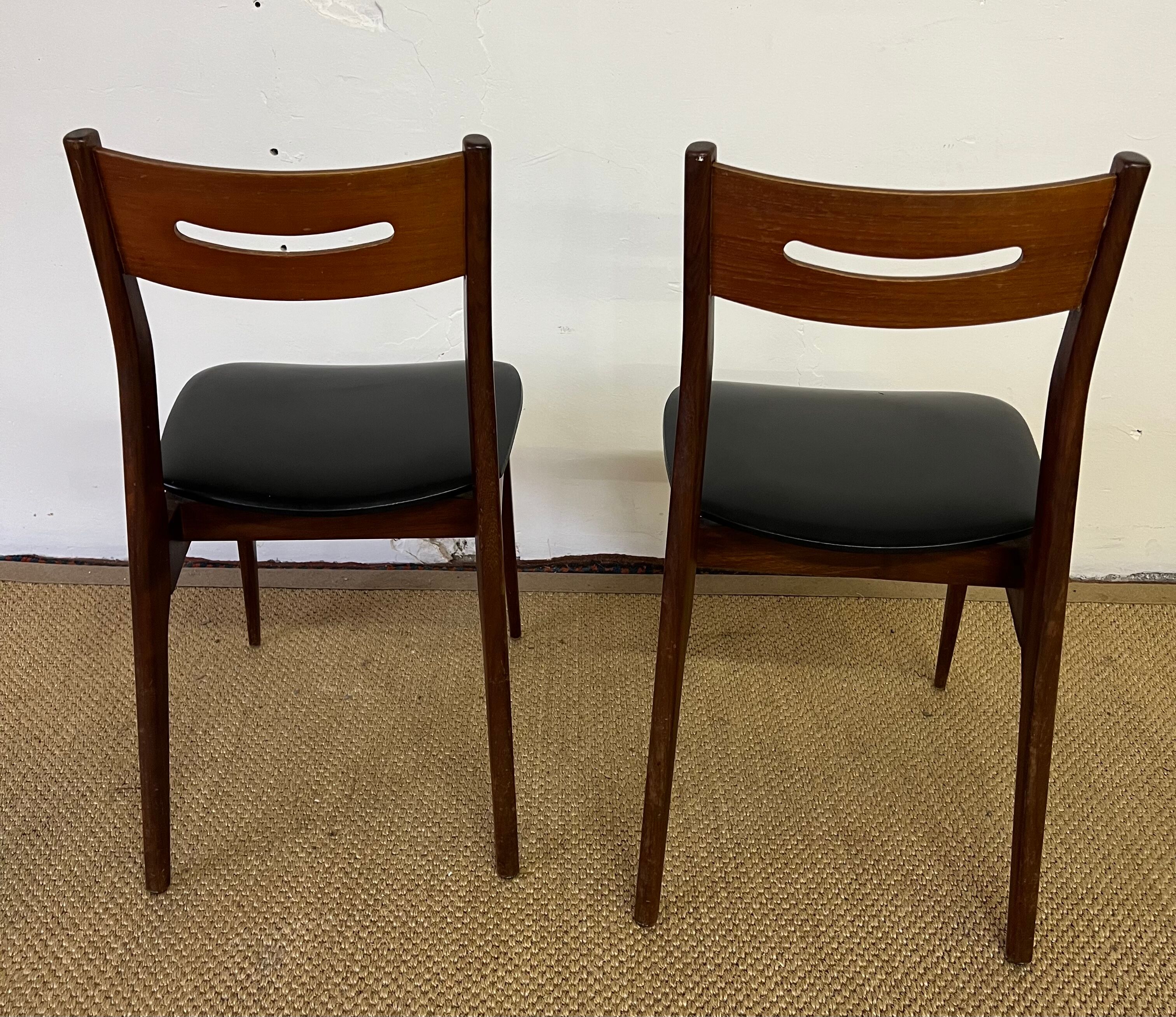 Paire de chaises en bois et similicuir