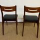 Paire de chaises en bois et similicuir