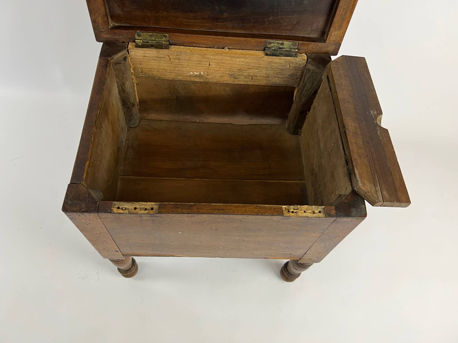 Wooden entrance trunk stool