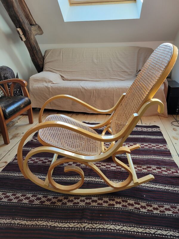 Rocking-chair en bois courbé et cannage