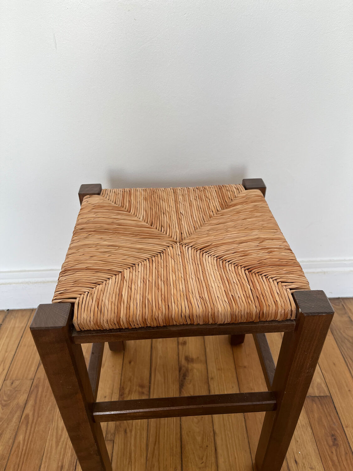 Tabouret en bois paillé