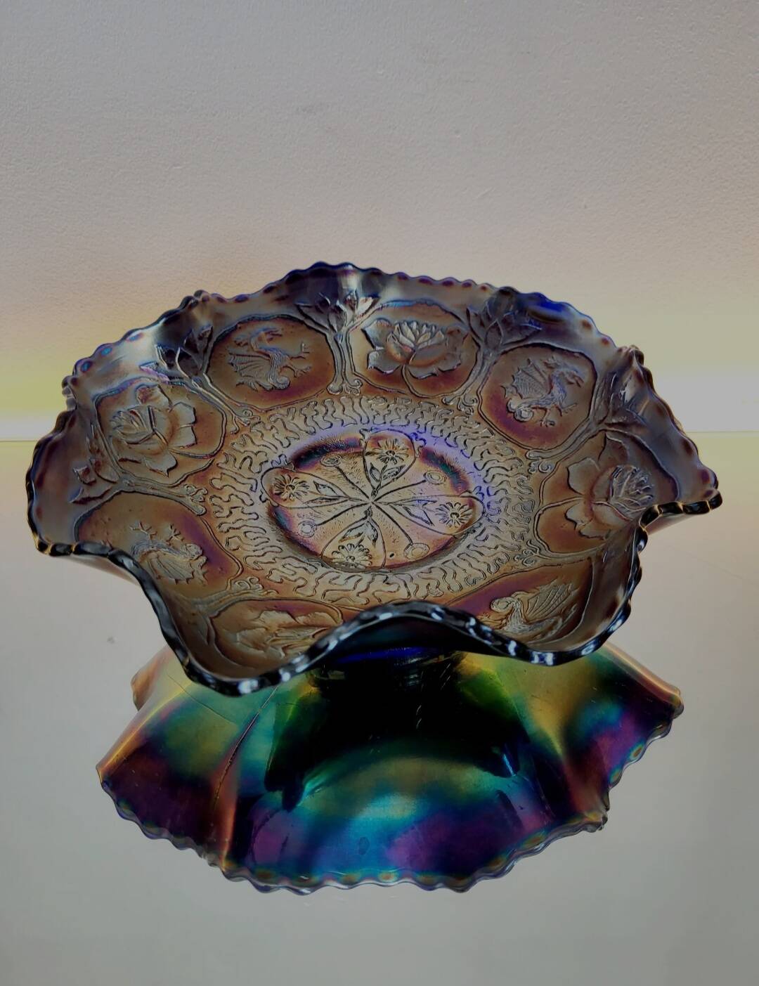 Prachtige schaal in iriserend glas met decor van dragon en lotus fenton