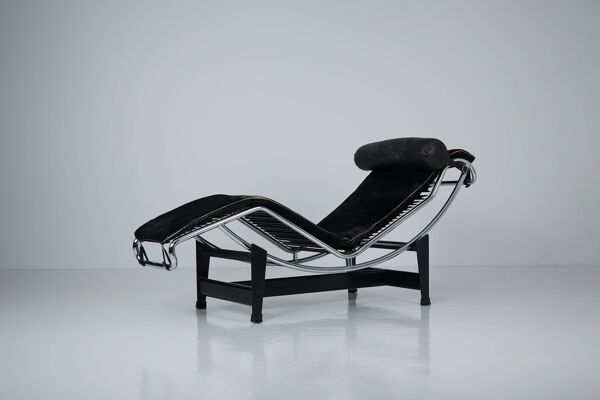Chaise Longue LC4 en fourrure noire par Le Corbusier et Pierre Jeanneret pour Cassina