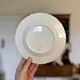 Assiettes en barbotine blanche vintage
