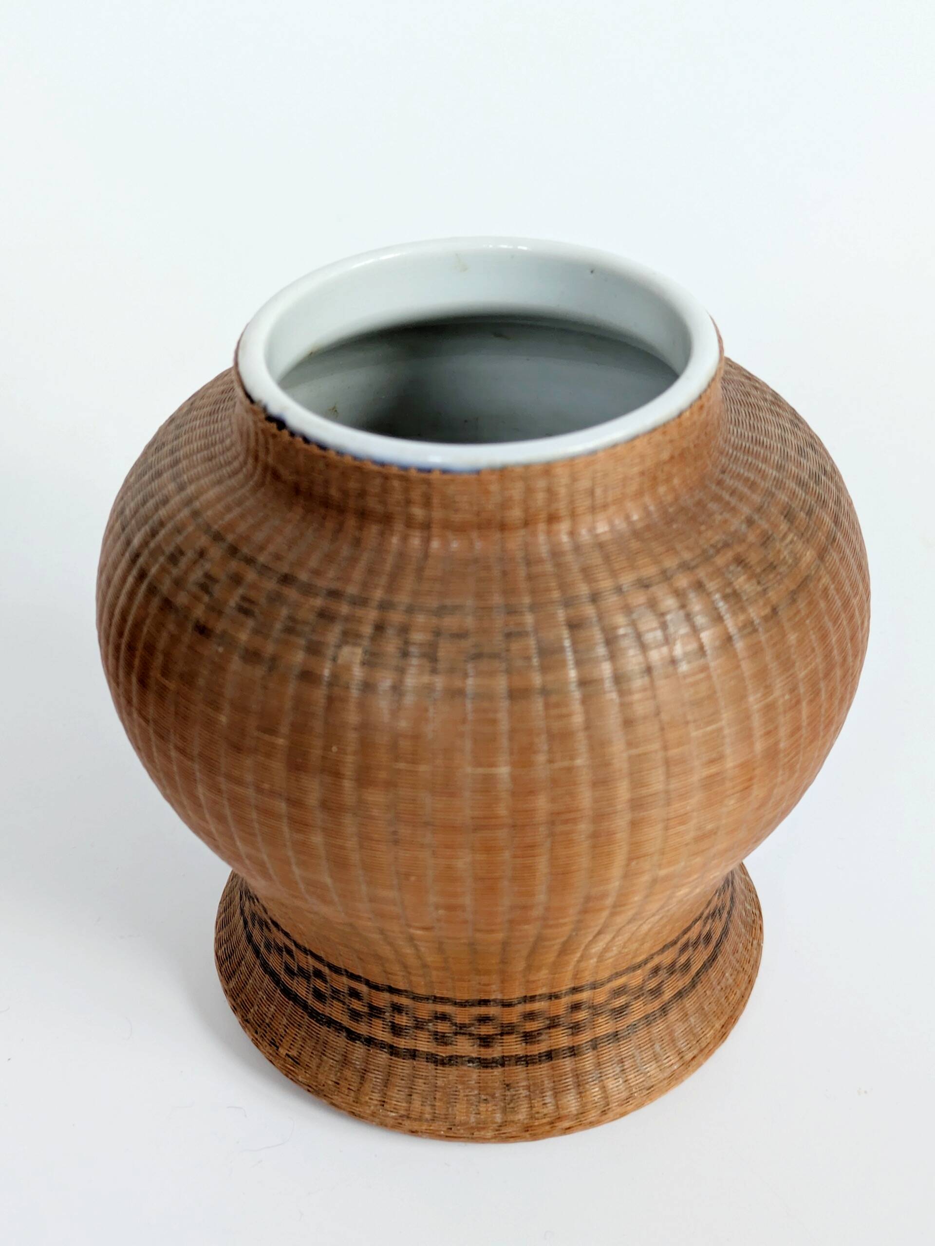 Pair of vintage Chinese vases in porcelain and woven bamboo.