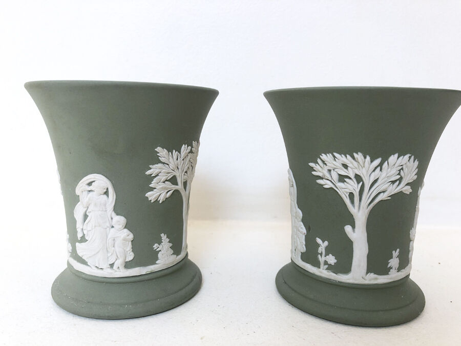 Paire de vases "Médicis" en biscuit Wedgwood 1950