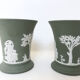 Paire de vases "Médicis" en biscuit Wedgwood 1950