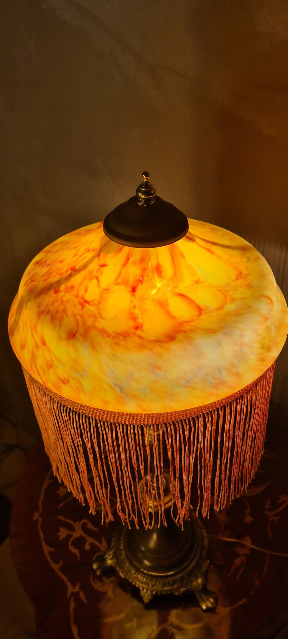 Antique bronze lamp with a marbled yellow glass paste shade, 52x21 cm. Inter a l