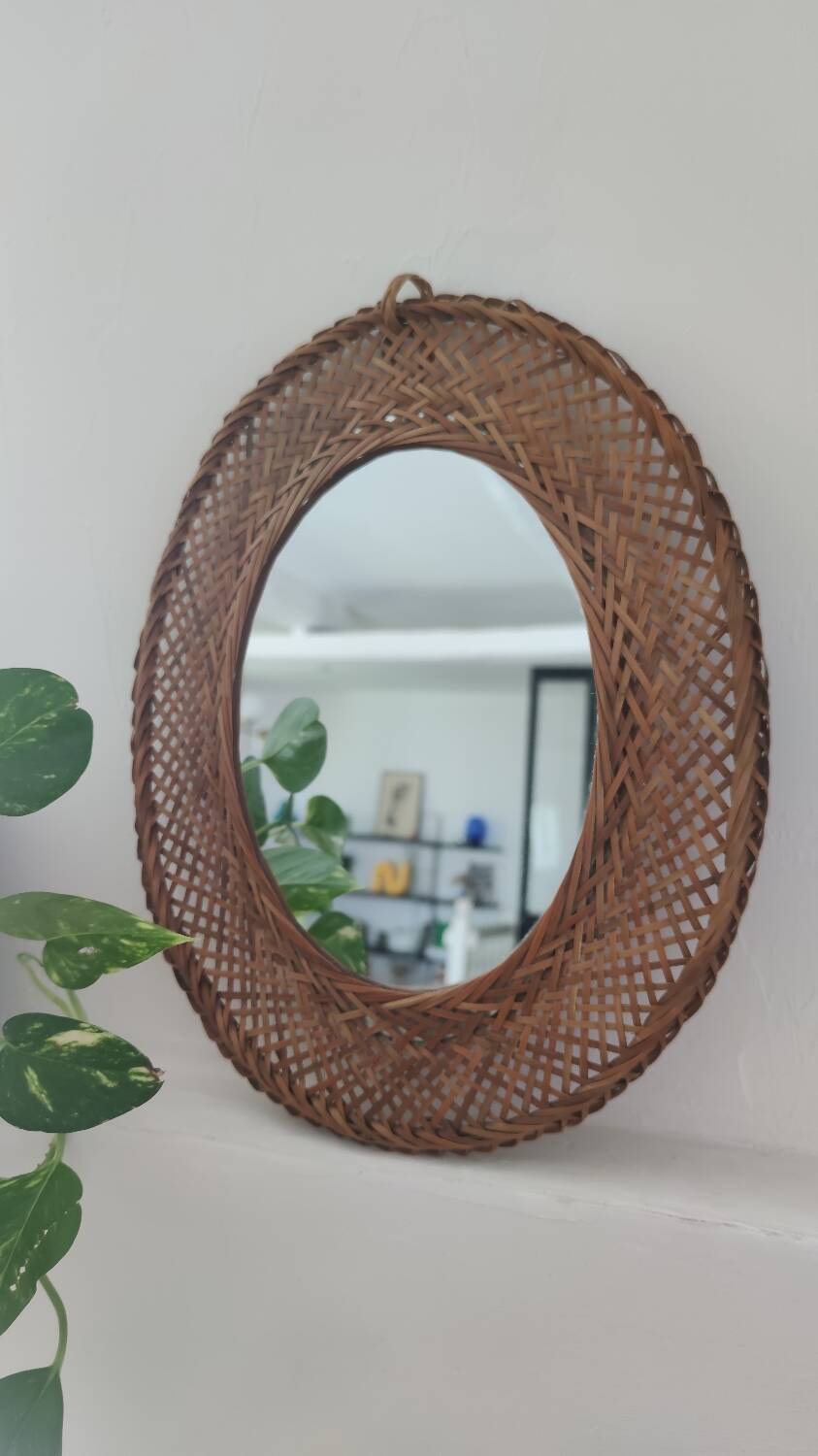 Oval mirror in woven wicker
