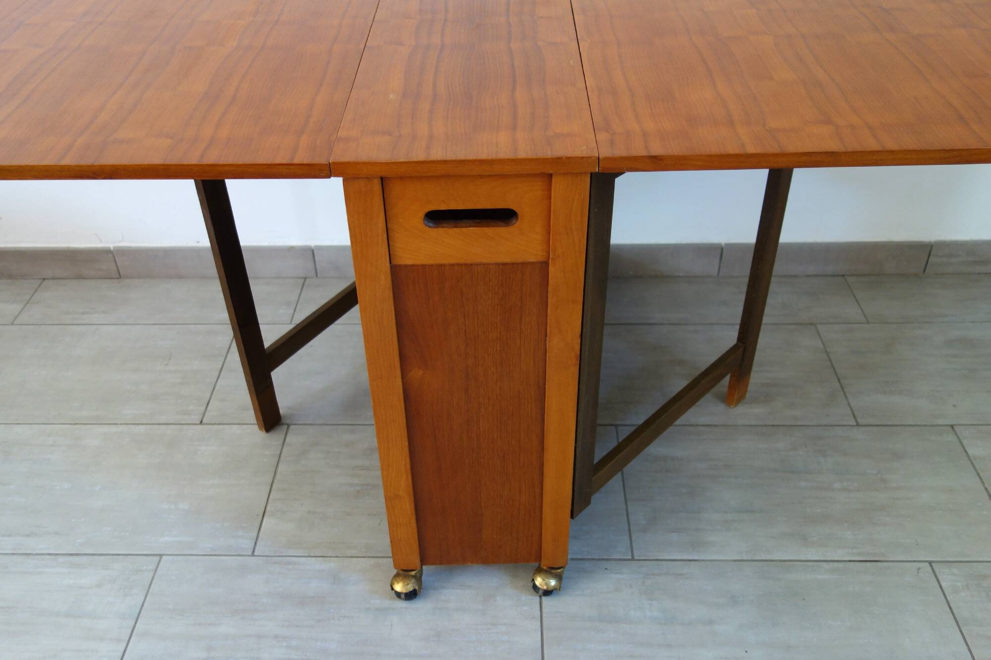 Drop-leaf table and 4 folding chairs, 1960