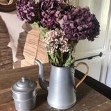 Cafetière ancienne en alu, poignée en osier tressé