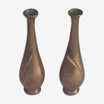 Deux vases soliflore en laiton doré modèle cigale vintage