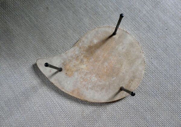 Table basse tripode, forme goutte d'eau, années 60