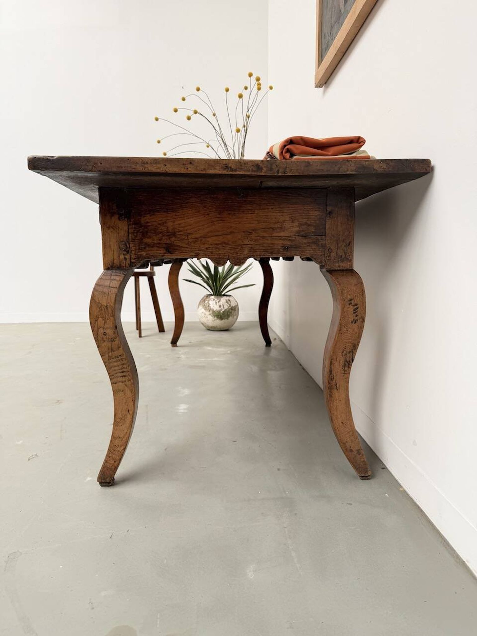 Table, drapière en noyer, XIXème s.