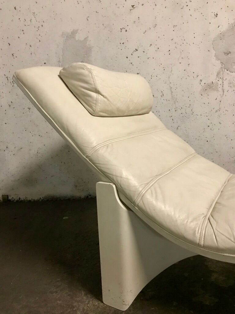 Leather chaise longue
