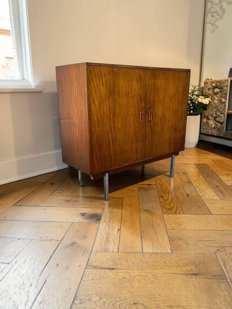 Commode vintage en bois sur pieds en acier