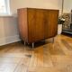 Commode vintage en bois sur pieds en acier