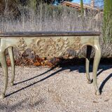 Console in patinated gray-green lacquered wood, molded and sculpted. Arched base on hooves.