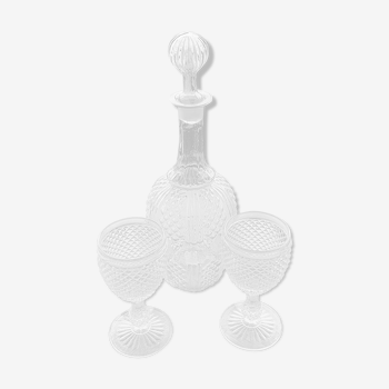 Set consisting of a decanter and two antique diamond patterned glasses