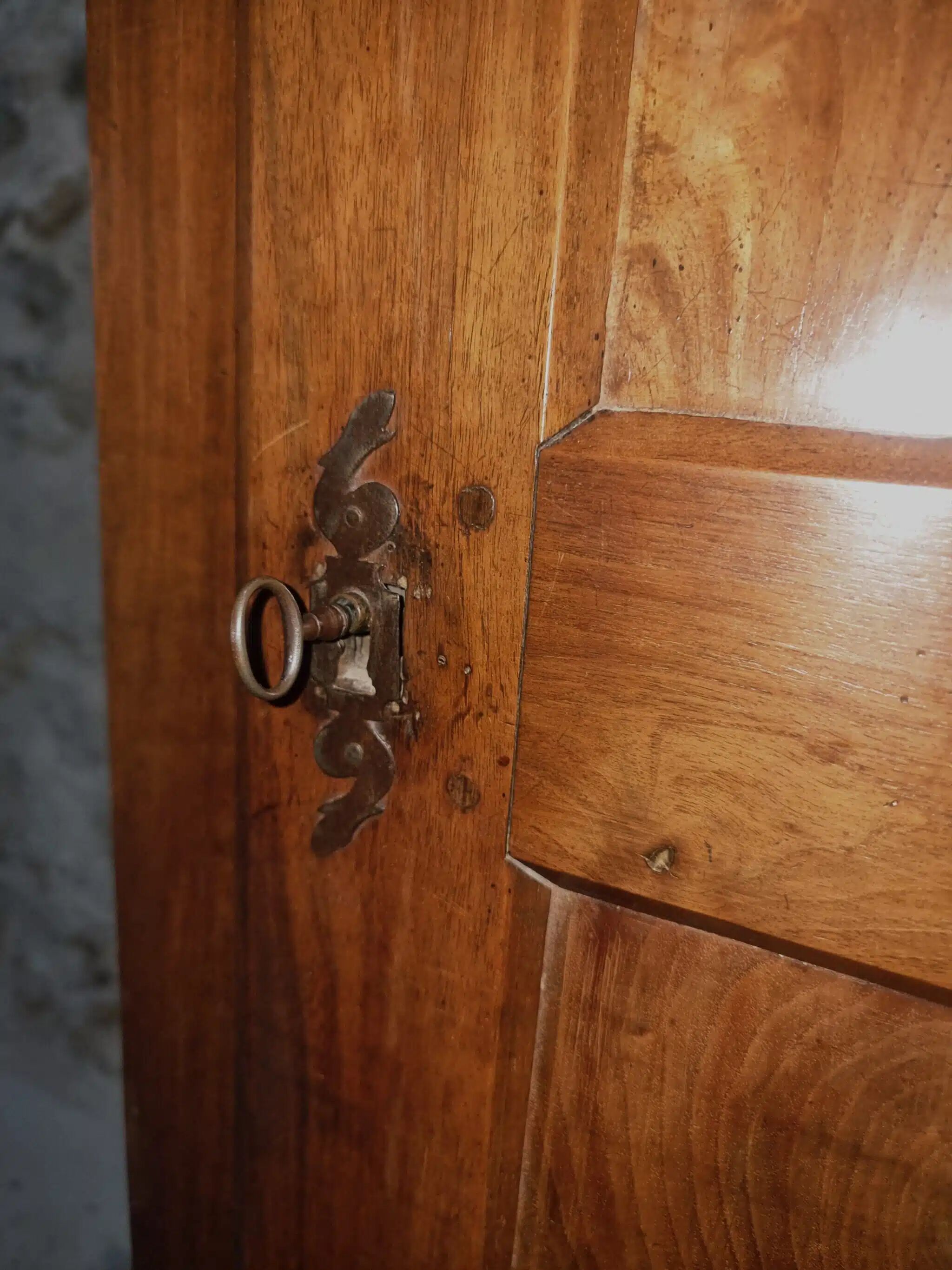Armoire à linge, bonnetière ancienne en merisier français