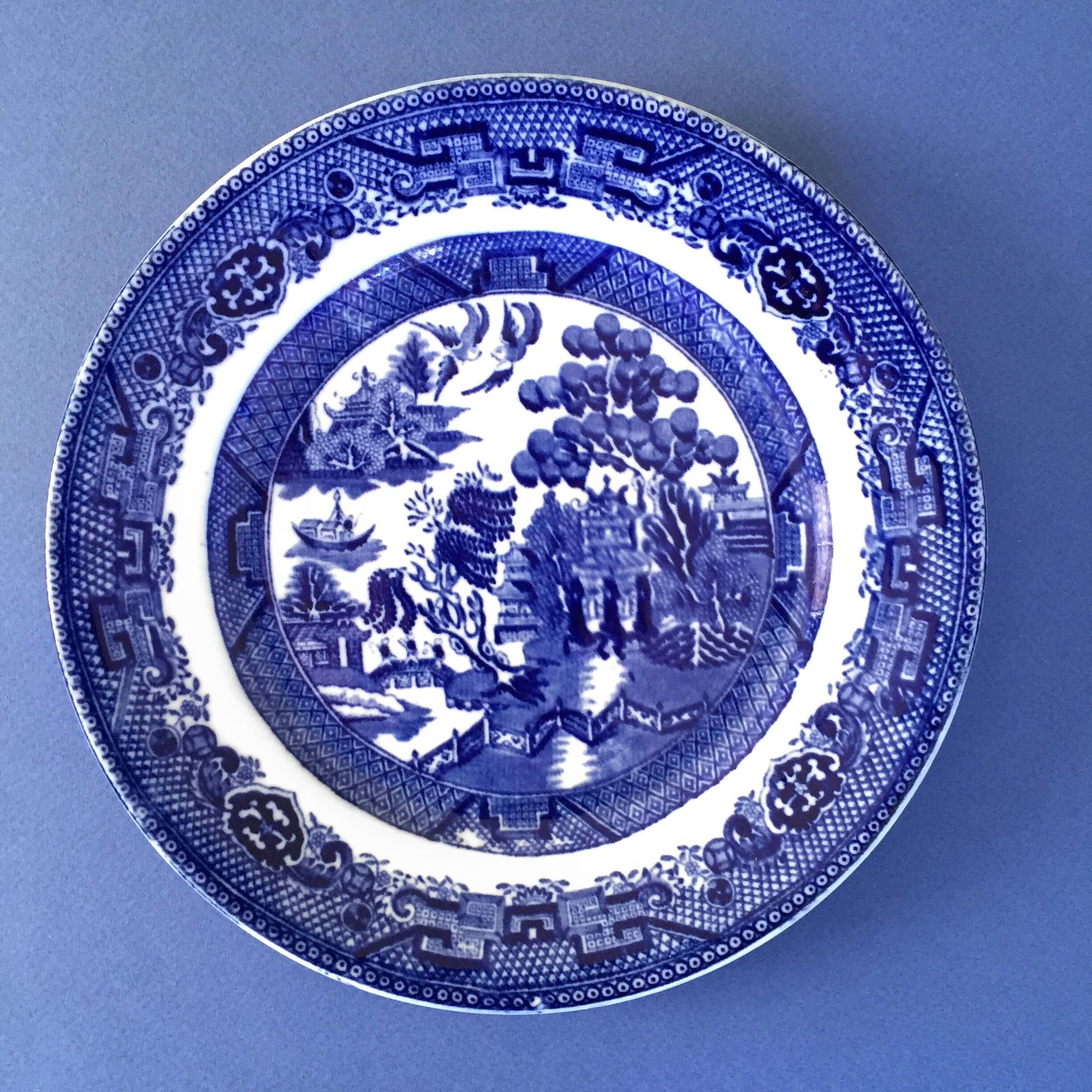 Set of 2 plates 22.50cm and 2 plates 19.50cm JT&S Crown Pottery Longton warranted willow pattern