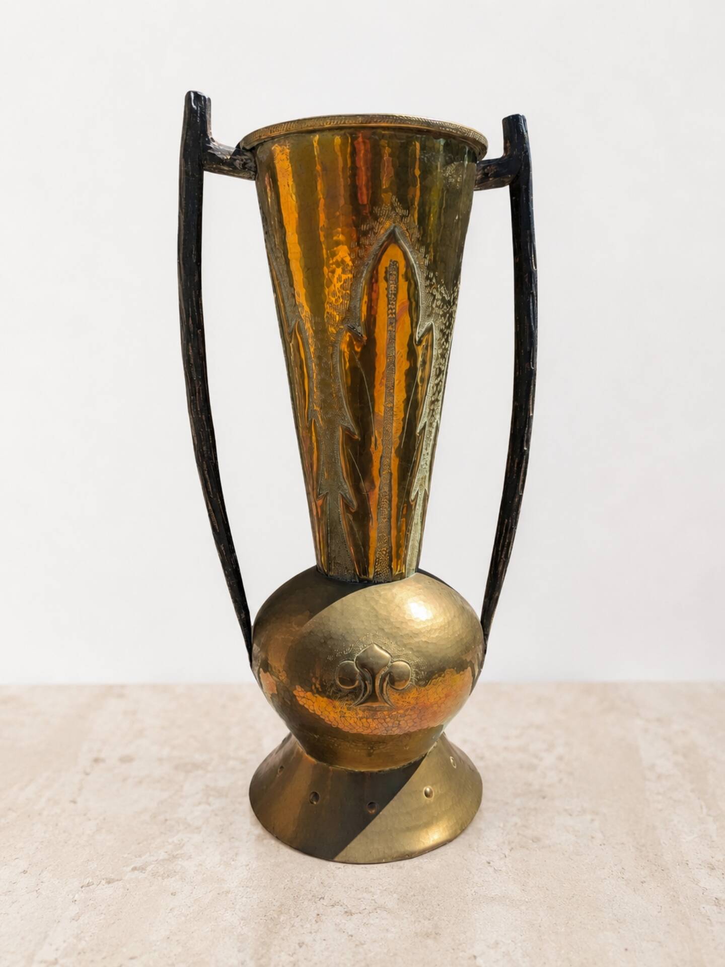 Grand vase Art Nouveau en dinanderie martelée, cuivre et fer forgé, Fr