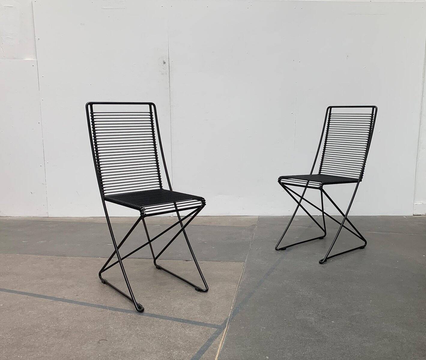 Set of black postmodern Kreuzschwinger chairs by Till Behrens for Schlubach, 1980s.
