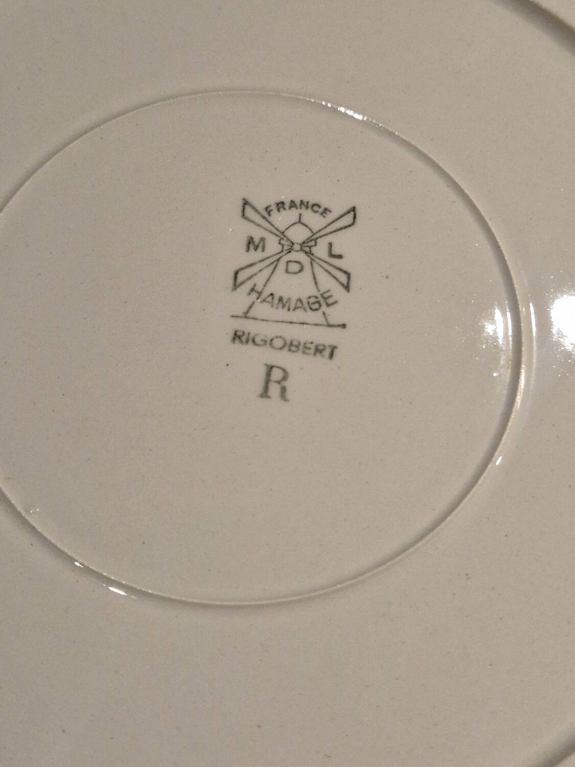 Soup tureen and dish set