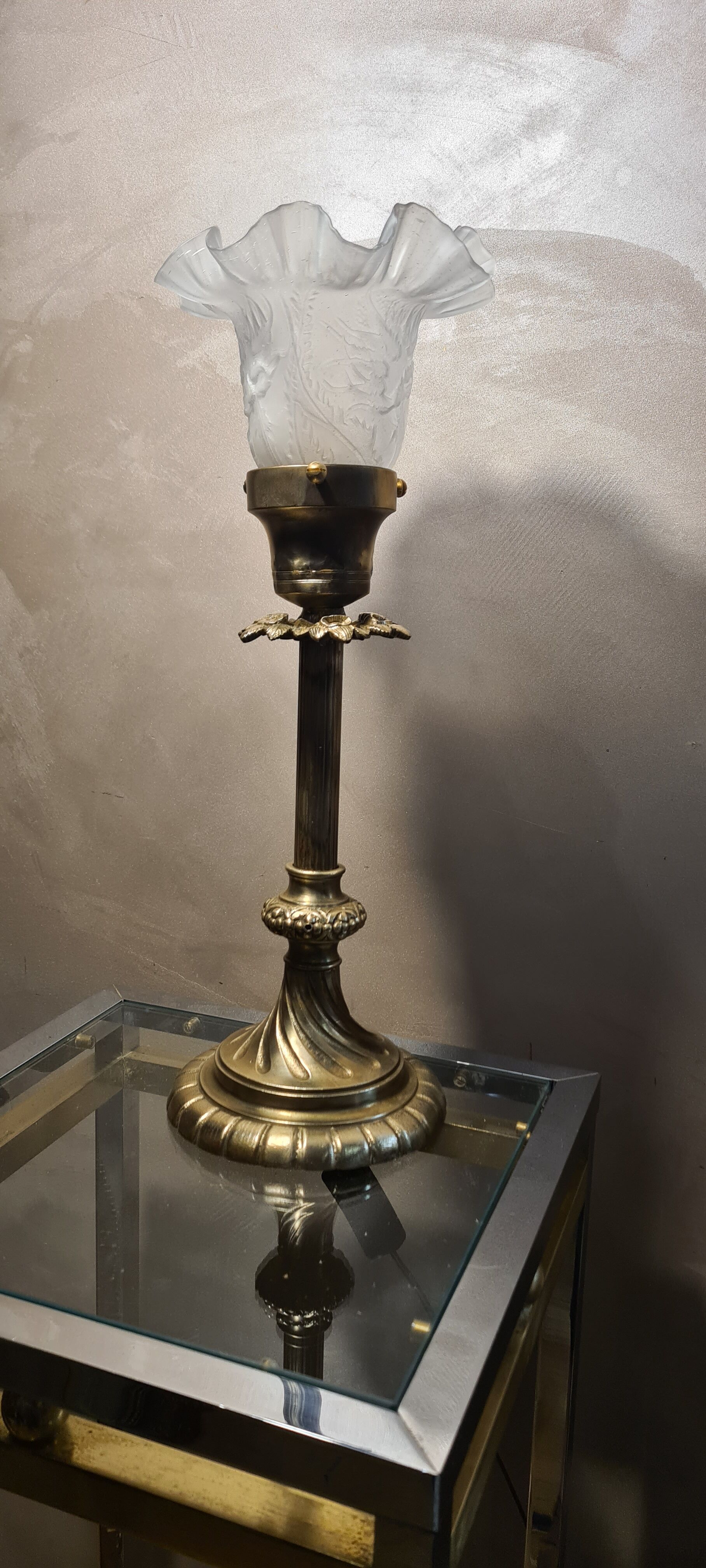 Lamp gilded bronze art nouveau, tulip blown glass with pattern