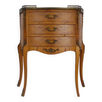 Commode de style baroque en bois avec frise en bronze.