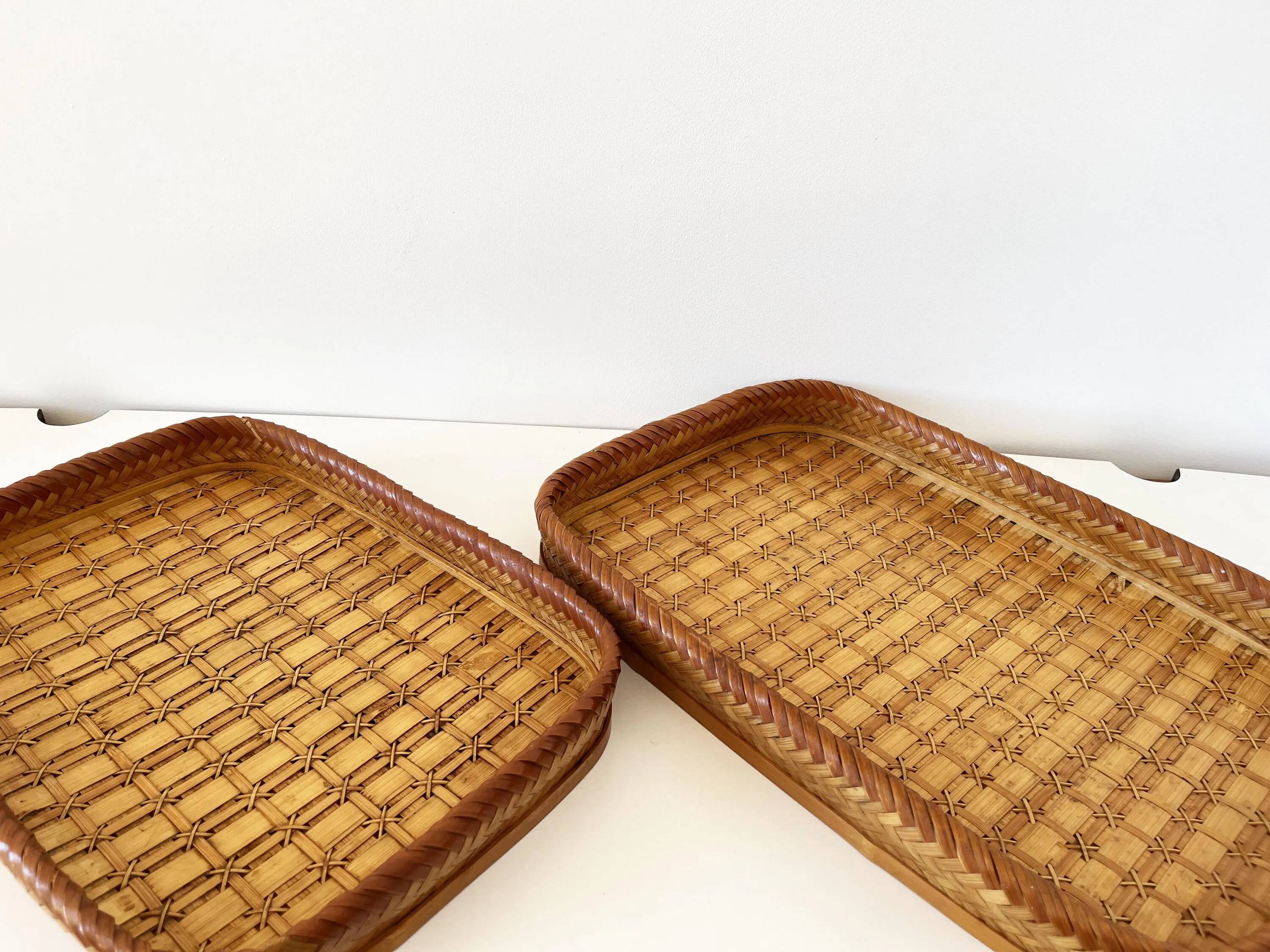 Ensemble de plateaux ancien en bois et feuille de palmier