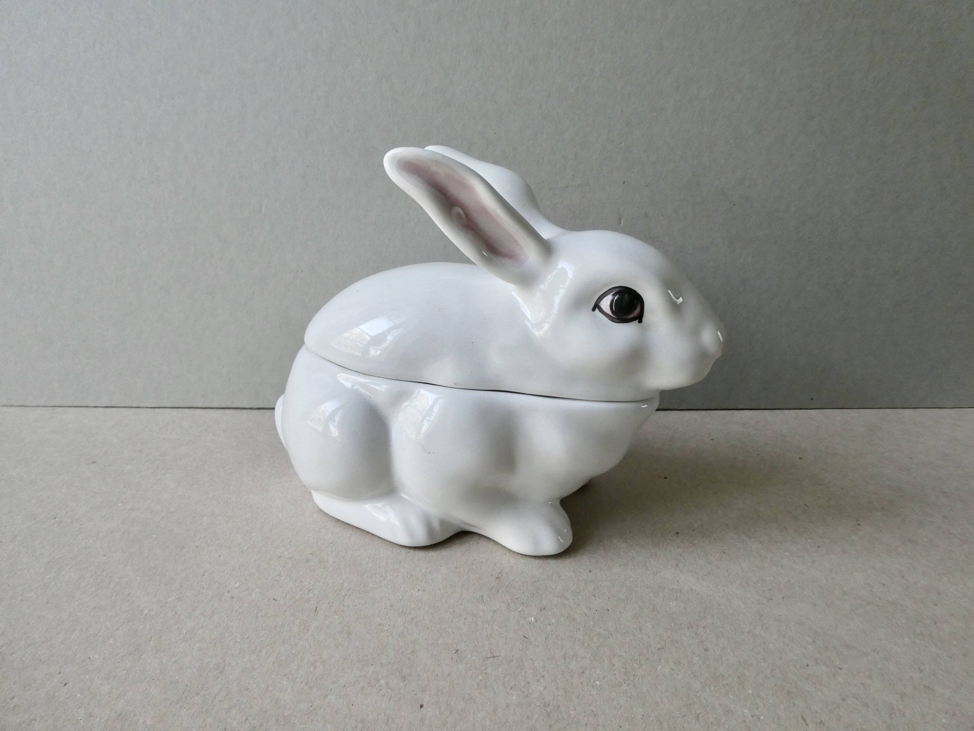 Gravy boat in white rabbit slip, bordallo pinheiro portugal
