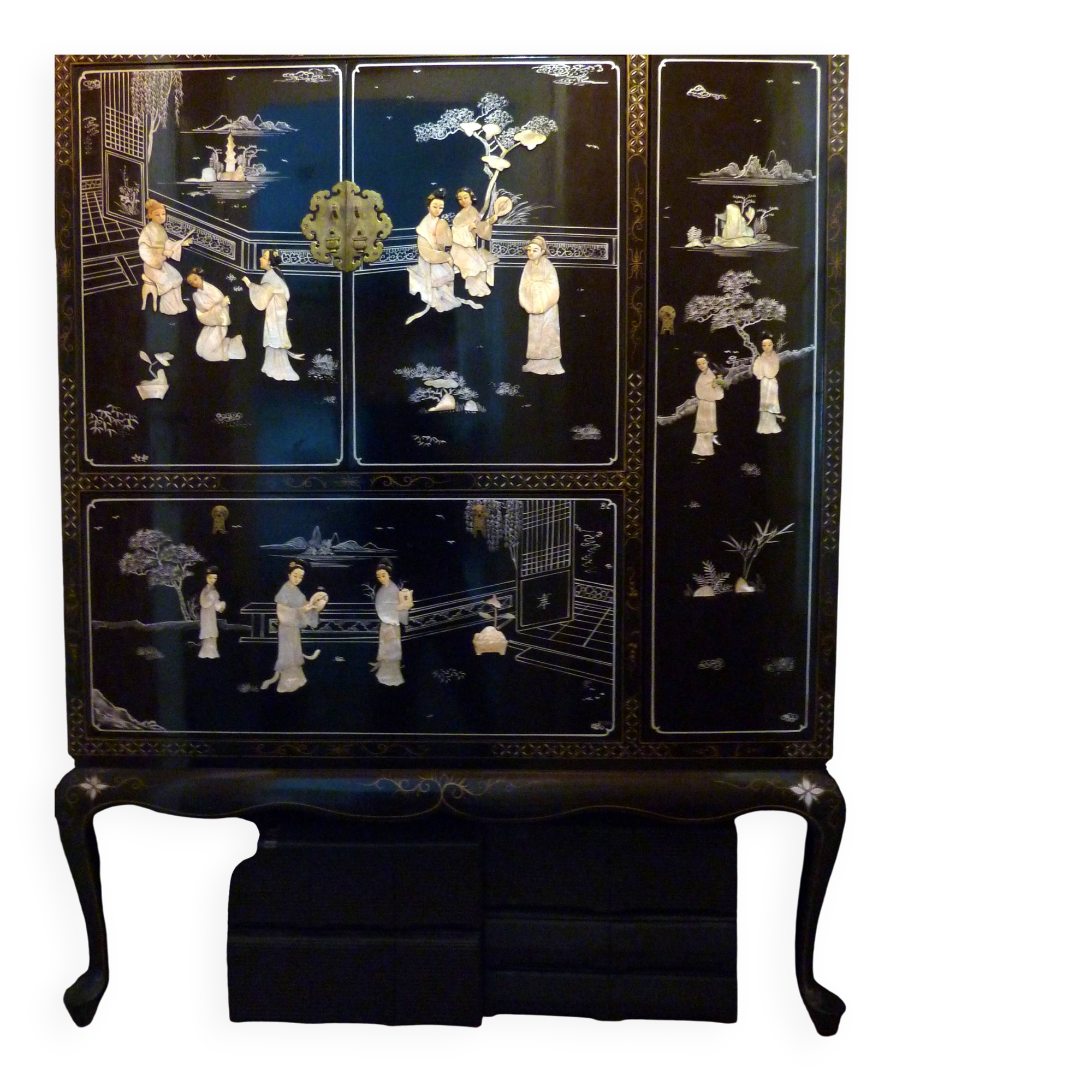 Chinese lacquer cabinet with inlaid figures