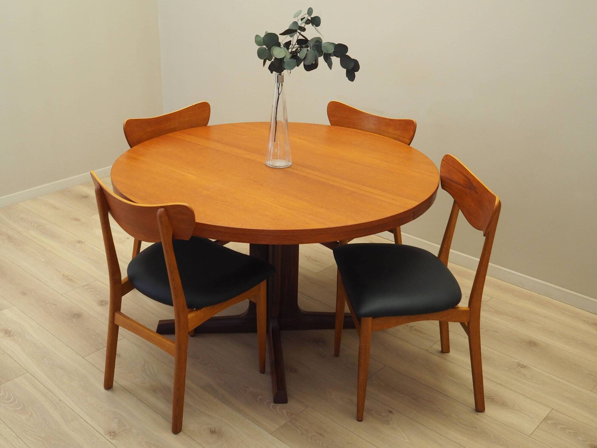 Round teak table, Danish design, 1970s, production: Denmark