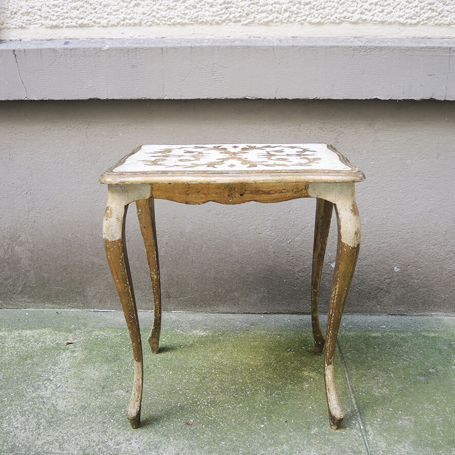 Antique Florentine side table in white and gold wood.