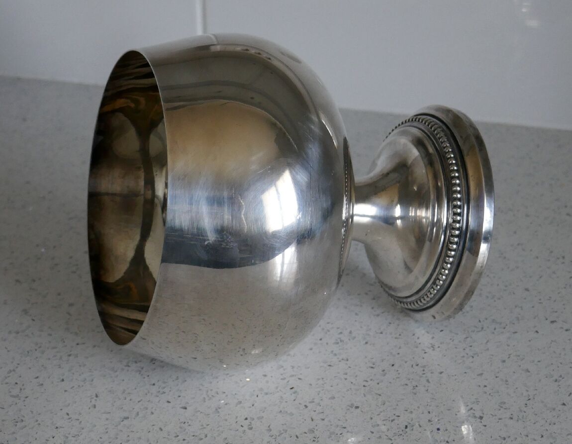 Coupe sur pied en métal argenté