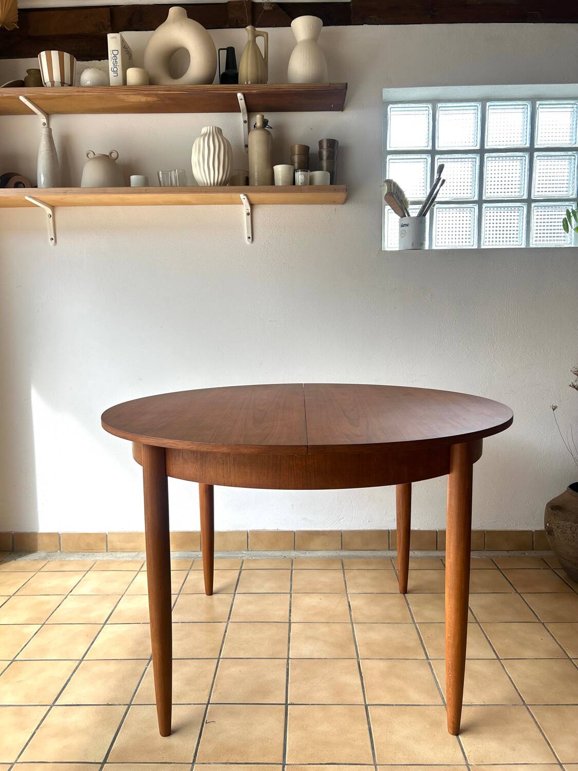 Extendable round table from the 1960s