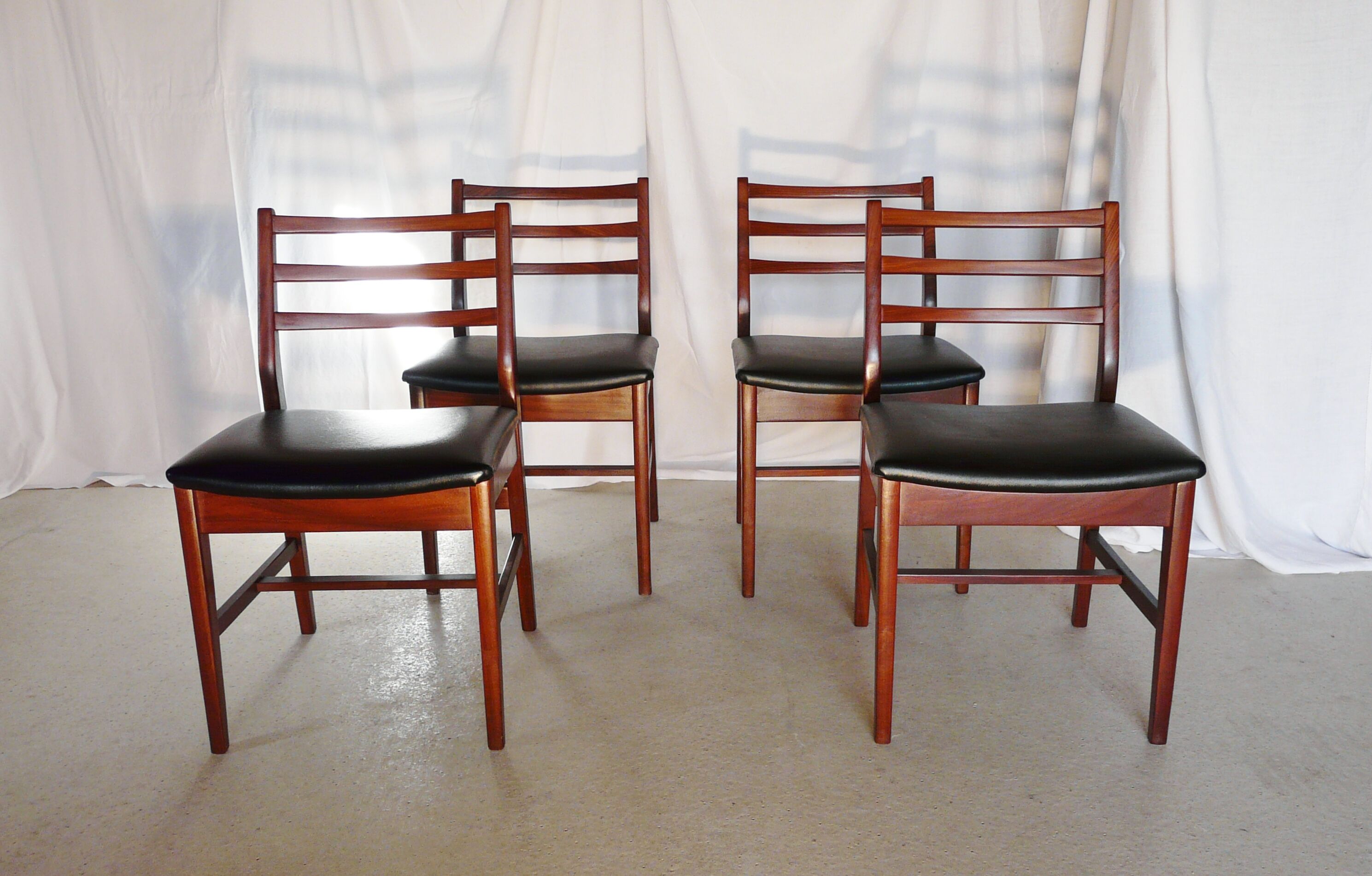 Table expandable teak Younger and four chairs