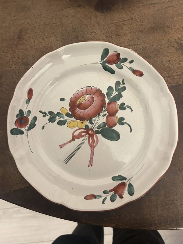 5 assiettes en faïence des Islettes, XVIIIᵉ siècle