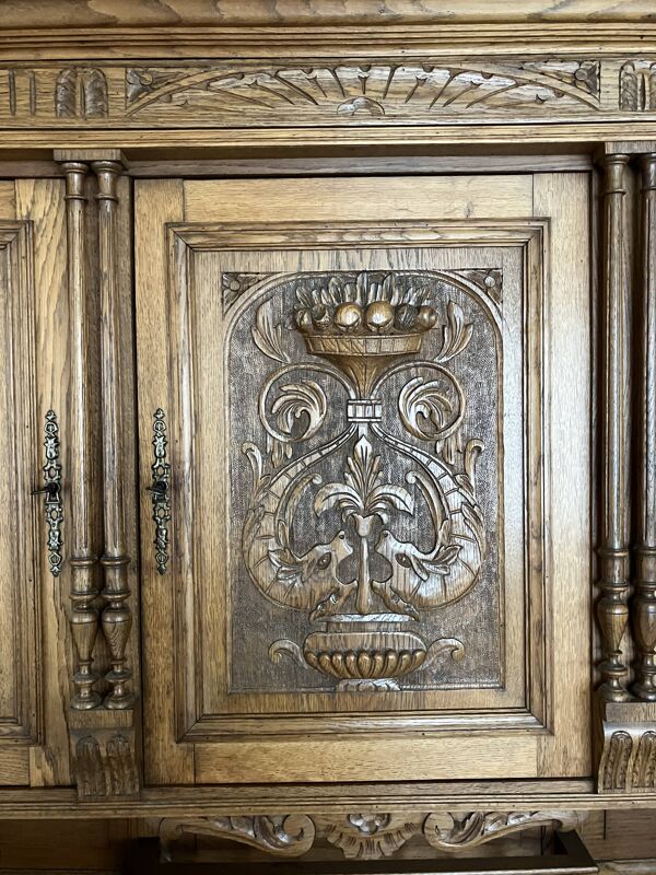 Buffet sculpté dans le style Henri II
