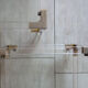 Paire de tables basses italiennes plexiglass, verre et laiton années 70
